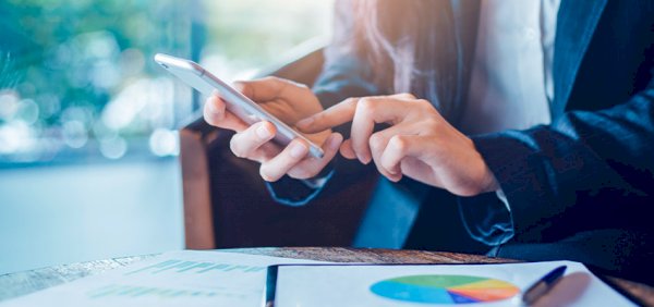 agent using smartphone reb